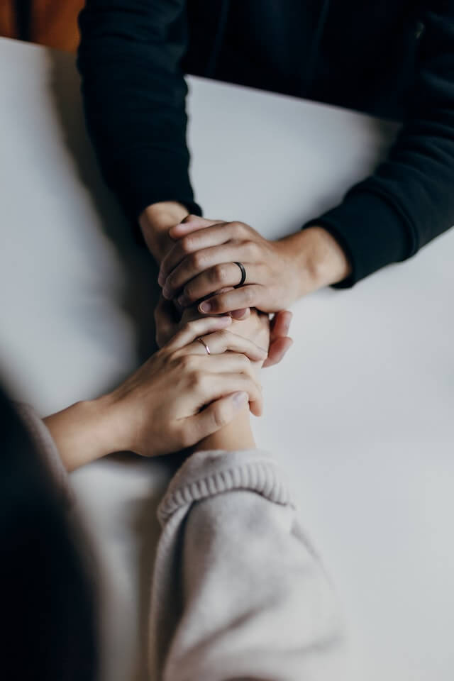 ¿Cuándo es necesario acudir a terapia de pareja? | Edi Psicógoos | En la foto: Dos personas tomadas de las manos.